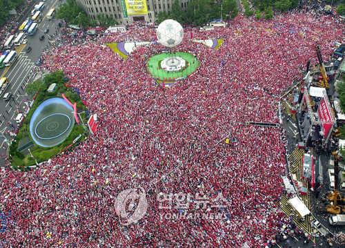 This file photo from June 10, 2002, shows supporters of the South Korean team at the FIFA World Cup packing streets around Seoul City Hall to watch the country's Group D match against the United States. (Yonhap)