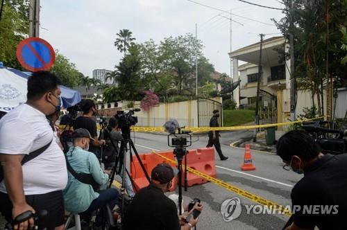In this AFP photo, many journalists and photographers wait in front of the North Korean Embassy in Kuala Lumpur, Malaysia, on March 21, 2021. (Yonhap)
