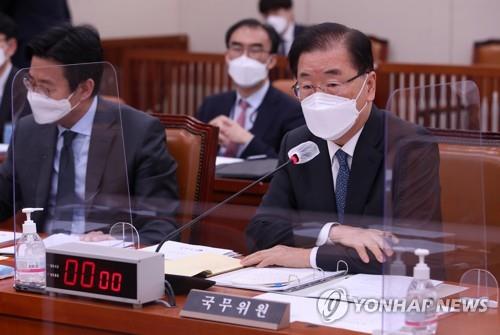 Foreign Minister Chung Eui-yong speaks at a parliamentary session on April 20, 2021. (Yonhap)