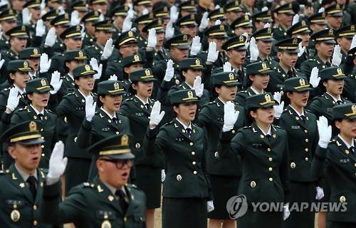 This file photo shows female and male officers at a commission ceremony. (Yonhap)