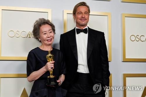 In this AFP photo, Youn Yuh-jung poses with Brad Pitt after receiving Best Actress in a Supporting Role for "Minari" at the 93rd Academy Awards on April 25, 2021. (Yonhap)