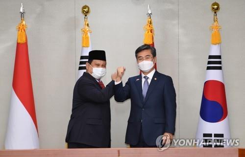 This file photo provided by Kookbang Ilbo shows South Korean Defense Minister Suh Wook (R) and Indonesian Defense Minister Prabowo Subianto greeting each other during their talks in Seoul on April 8, 2021. (PHOTO NOT FOR SALE) (Yonhap)