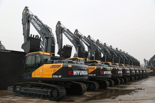 This file photo provided by Hyundai Heavy Industries Holdings Co. on March 29, 2021, shows excavators produced by Hyundai Construction Equipment Co. that were launched in early March in China. (PHOTO NOT FOR SALE) (Yonhap)