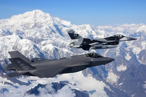 This photo, downloaded from the U.S. 7th Air Force website, shows an F-35A Lightning II (L), assigned to the 388th Fighter Wing at Hill Air Force Base in Utah, and an F-16 Fighting Falcon, assigned to the 18th Aggressor Squadron at Eielson Air Force Base in Alaska, flying over Denali National Park in Alaska, on Aug. 17, 2020, during the Red Flag-Alaska 20-3 Training. (PHOTO NOT FOR SALE) (Yonhap)