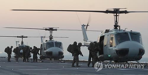 Marines get in UH-1H helicopters on the 14,500-ton Dokdo ship for landing drills near the southern city of Pohang on Nov. 18, 2014, in this file photo. (Yonhap)