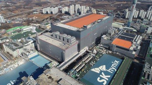 This photo provided by SK hynix Inc. on Feb. 1, 2021, shows the company's M16 chip factory in Icheon, south of Seoul. (PHOTO NOT FOR SALE) (Yonhap)