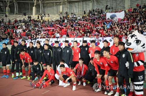 In this file photo from Oct. 10, 2019, South Korean players pose for photos in front of fans following their 8-0 victory over Sri Lanka in the teams' Group H match in the second round of the Asian qualification for the 2022 FIFA World Cup at Hwaseong Sports Complex Main Stadium in Hwaseong, Gyeonggi Province. (Yonhap)