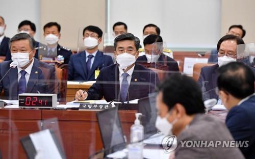 Defense Minister Suh Wook (C) speaks during a session of the parliamentary National Defense Committee on May 31, 2021. (Yonhap)