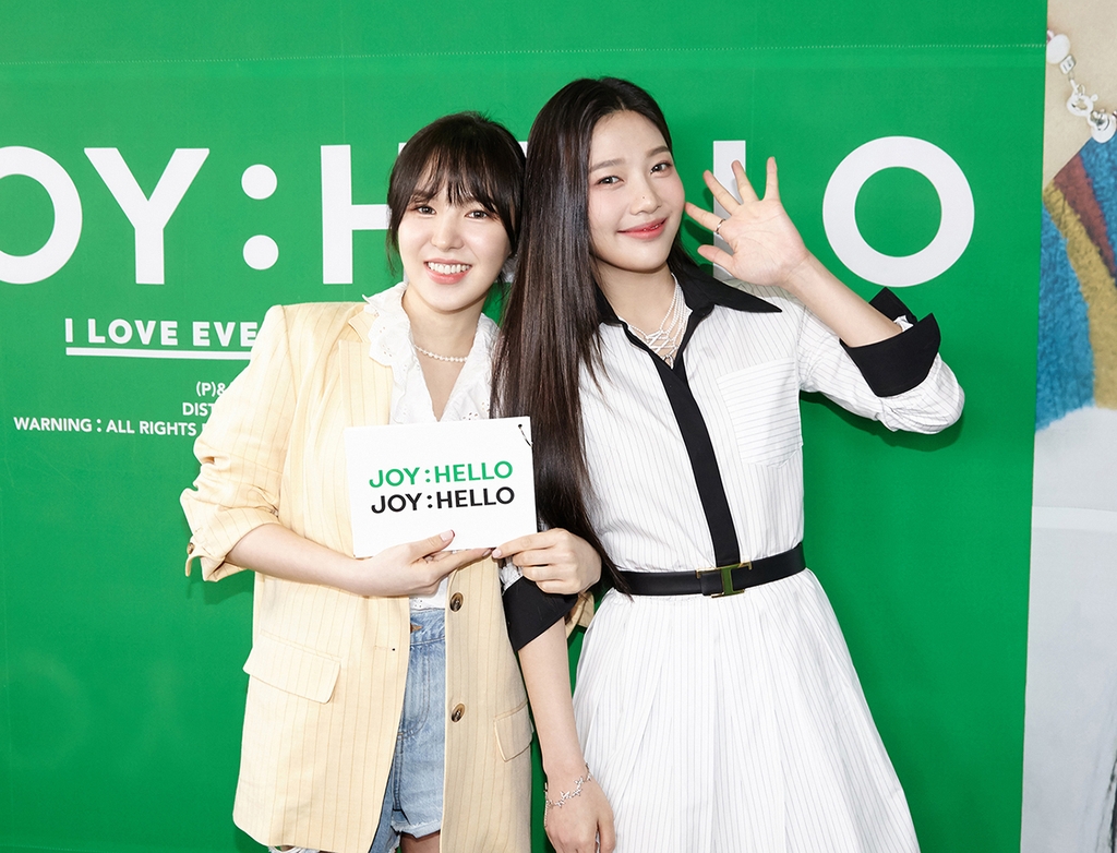 This photo, provided by SM Entertainment, shows K-pop act Red Velvet's member Joy (R) posing with group member Wendy during a news conference on May 31, 2021. (PHOTO NOT FOR SALE) (Yonhap)