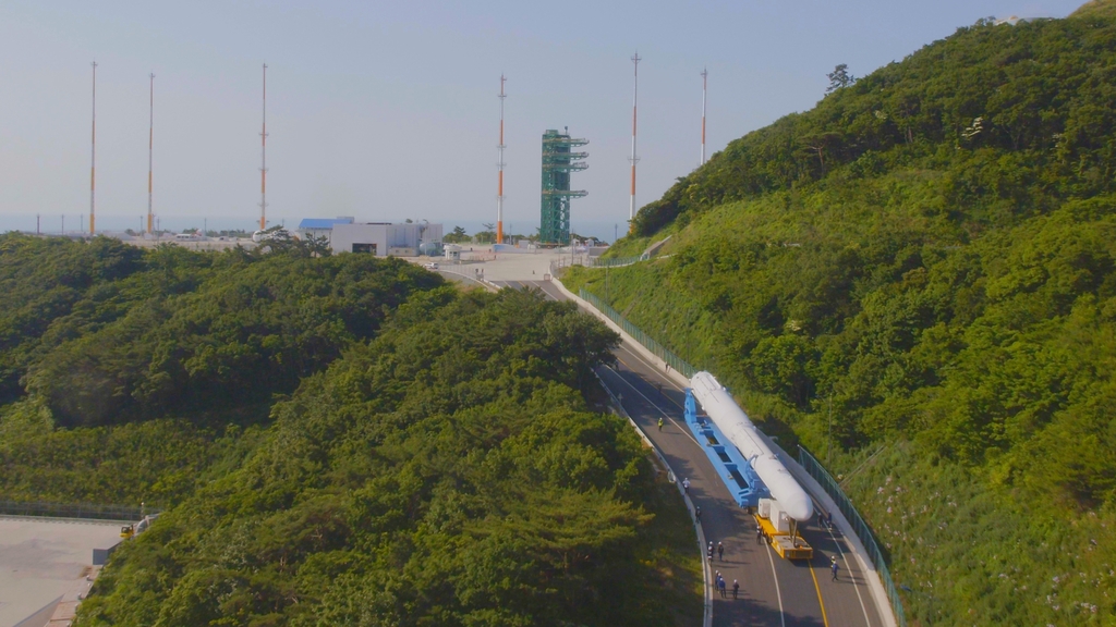 A model of South Korea's homegrown space rocket Nuri is being transported to a launch pad at the Naro Space Center in Goheung, 473 kilometers south of Seoul, on June 1, 2021, in this photo provided by the Korea Aerospace Research Institute. (PHOTO NOT FOR SALE) (Yonhap)