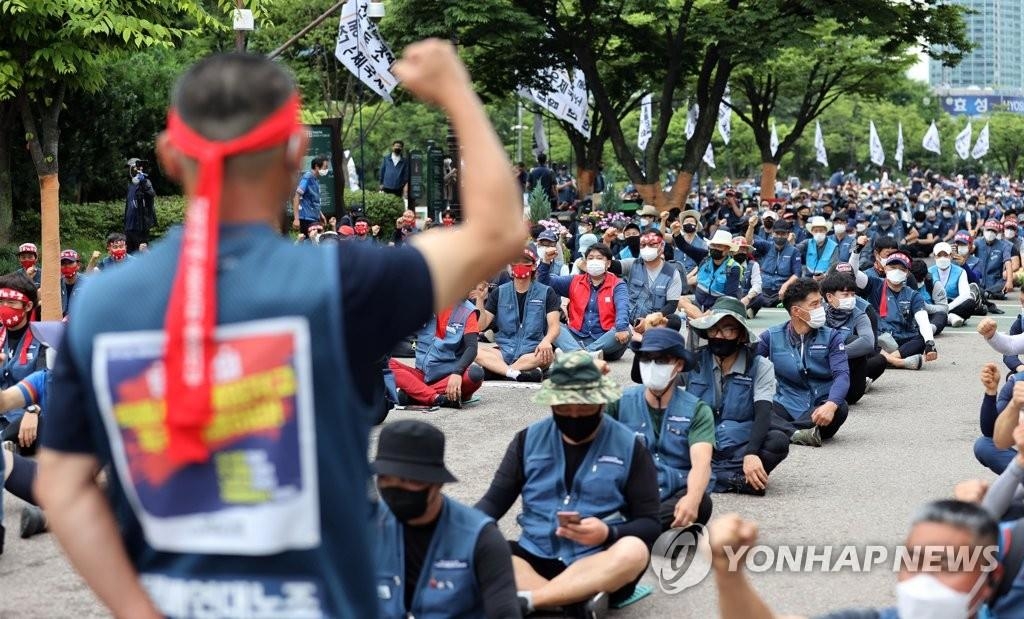 Delivery workers hold massive rally in Seoul amid stalled talks on preventing overwork