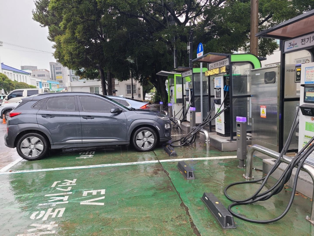 This photo taken on June 15, 2021, shows electric vehicles at a charging station in Jeju Island. (Yonhap)