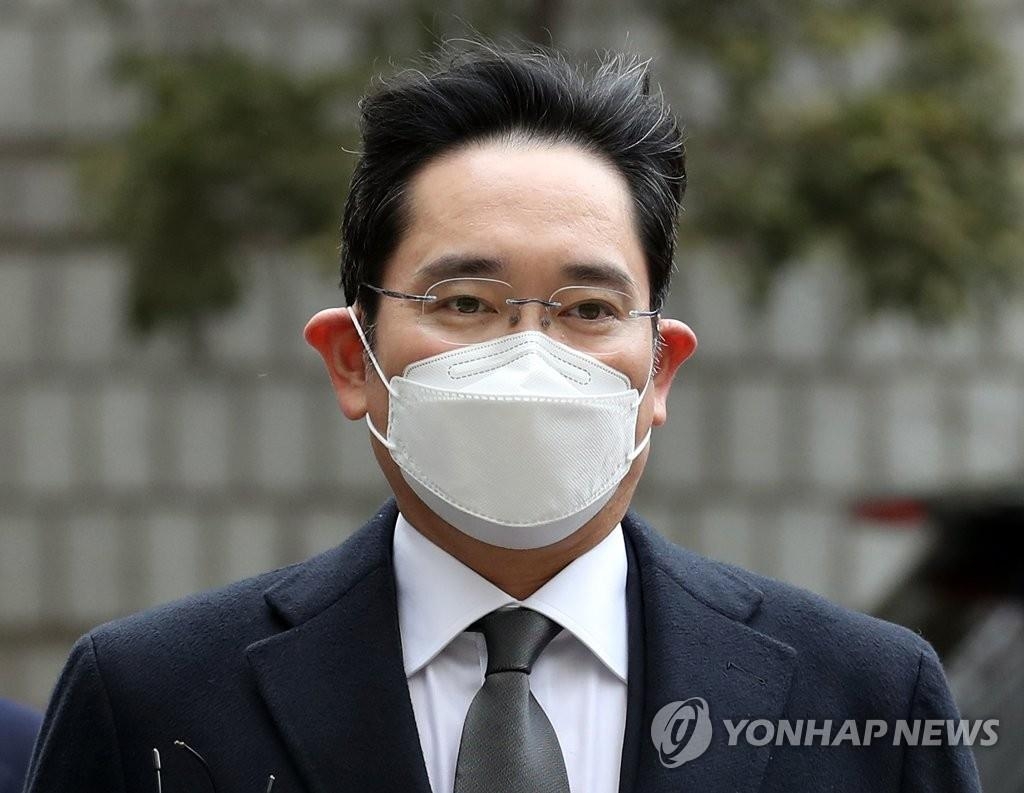 This file photo taken on Jan. 18, 2021, shows Samsung Electronics Vice Chairman Lee Jae-yong heading to a court room at the Seoul High Court in Seoul. (Yonhap)