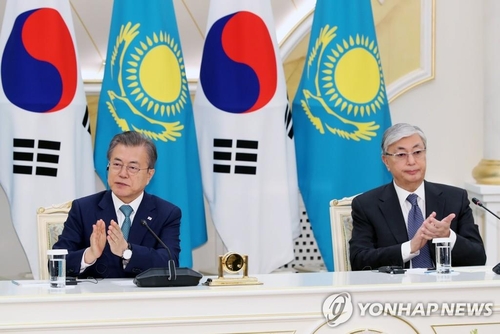 This file photo shows South Korean President Moon Jae-in (L) and Kazakh President Kassym-Jomart Tokayev holding a joint press conference on their summit results in Nur-Sultan on April 22, 2019. (Yonhap)