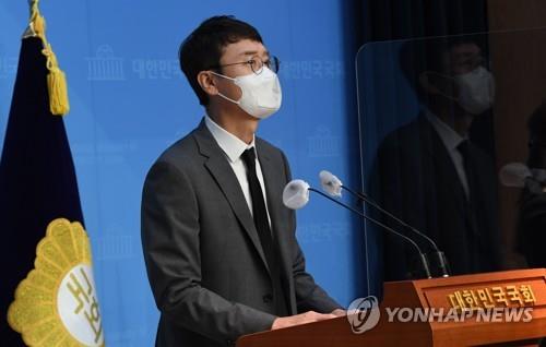 This photo provided by the National Assembly press corps shows Rep. Kim Woong of the People Power Party speaking to the media during a press conference on Sept. 8, 2021, at the National Assembly in Seoul. (Yonhap)