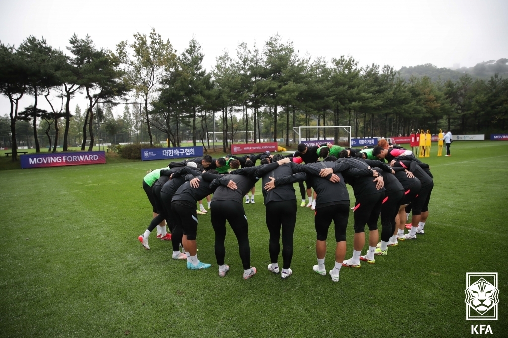 Members of the South Korean men's national football team gather in a huddle before a training session at the National Football Center in Paju, Gyeonggi Province, on Oct. 6, 2021, in preparation for 2022 FIFA World Cup qualifying matches, in this photo provided by the Korea Football Association. (PHOTO NOT FOR SALE) (Yonhap)