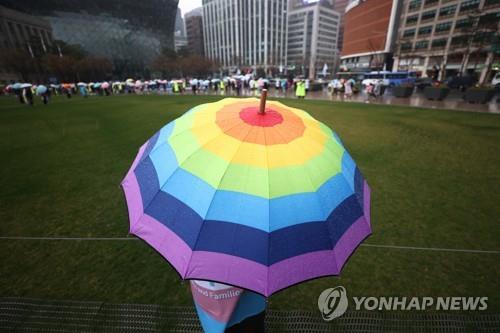 In this file photo, people attend an event to remember former Ssg. Byun Hee-soo in Seoul City Hall Plaza on March 27, 2021. (Yonhap)