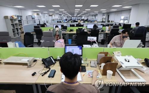 Employees at a travel agency in Seoul return to work on Oct. 13, 2021, as COVID-19 confirmed cases showed signs of a slowdown. (Yonhap)
