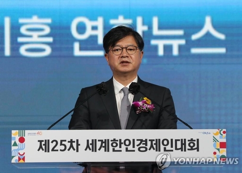 Seong Ghi-hong, president and CEO of Yonhap News Agency, delivers a welcome address at the opening of the 25th World Federation of Overseas Korean Traders Association (World-OKTA) Convention at the Grand WalkerHill Seoul on Oct. 12, 2021. (Yonhap)