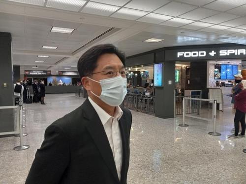 Noh Kyu-duk, South Korea's chief nuclear envoy, speaks with reporters upon his arrival at the Washington Dulles International Airport on Oct. 16, 2021, ahead of meetings with his U.S. and Japanese counterparts in Washington. (Yonhap)