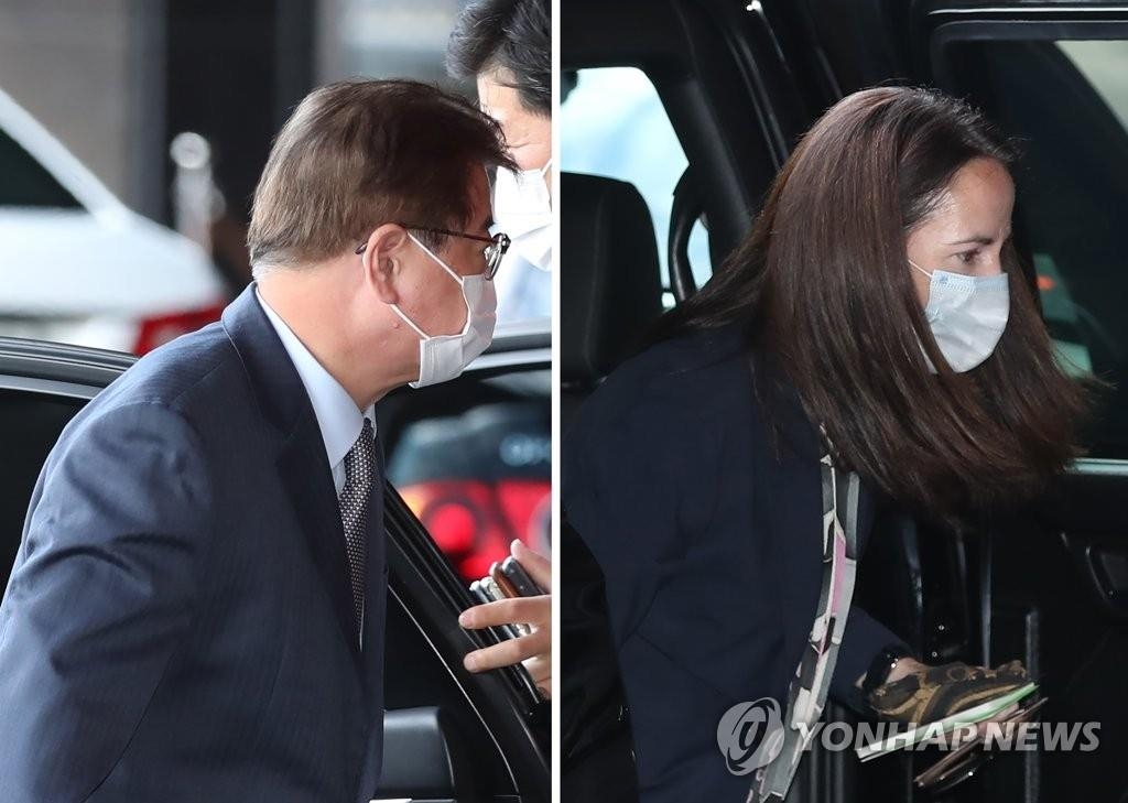 The two photos show Suh Hoon (L), director of national security at Cheong Wa Dae, and U.S. Director of National Intelligence Avril Haines (R) arriving at a hotel in Seoul on Oct. 18, 2021. (Yonhap)