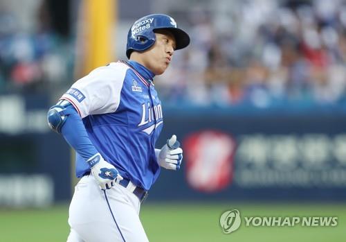 In this file photo from Oct. 3, 2017, Lee Seung-yuop of the Samsung Lions rounds the bases after hitting a home run against the Nexen Heroes in the bottom of the third inning of their Korea Baseball Organization game at Daegu Samsung Lions Park in Daegu, 300 kilometers southeast of Seoul. (Yonhap)