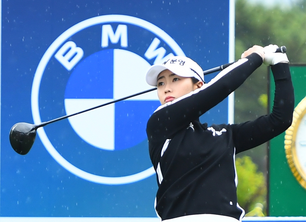 An Narin of South Korea watches her tee shot at the 10th hole during the first round of the BMW Ladies Championship at LPGA International Busan in Busan, some 450 kilometers southeast of Seoul, on Oct. 21, 2021, in this photo provided by BMW Korea. (PHOTO NOT FOR SALE) (Yonhap)