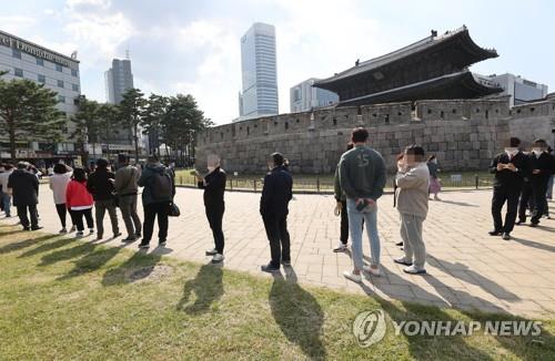 South Koreans wait to get tested for the coronavirus in Seoul on Oct. 22, 2021. (Yonhap) 