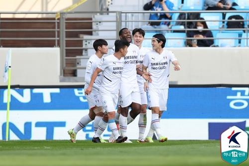 Suwon Samsung Bluewings players celebrate a goal by Doneil Henry (C) against Daegu FC during their clubs' K League 1 match at DGB Daegu Bank Park in Daegu, 300 kilometers southeast of Seoul, on Oct. 24, 2021, in this photo provided by the Korea Professional Football League. (PHOTO NOT FOR SALE) (Yonhap)