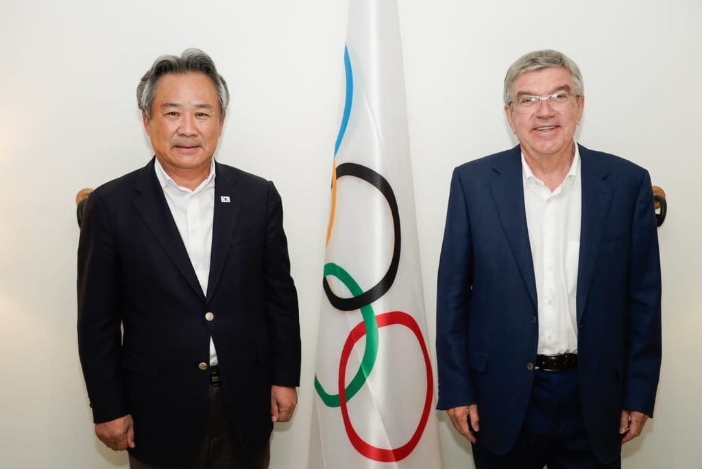 Korean Sport & Olympic Committee (KSOC) President Lee Kee-heung (L) poses with International Olympic Committee President Thomas Bach on the sidelines of the 25th General Assembly of the Association of National Olympic Committees in Crete, Greece, in this photo provided by the KSOC on Oct. 25, 2021. (PHOTO NOT FOR SALE) (Yonhap)