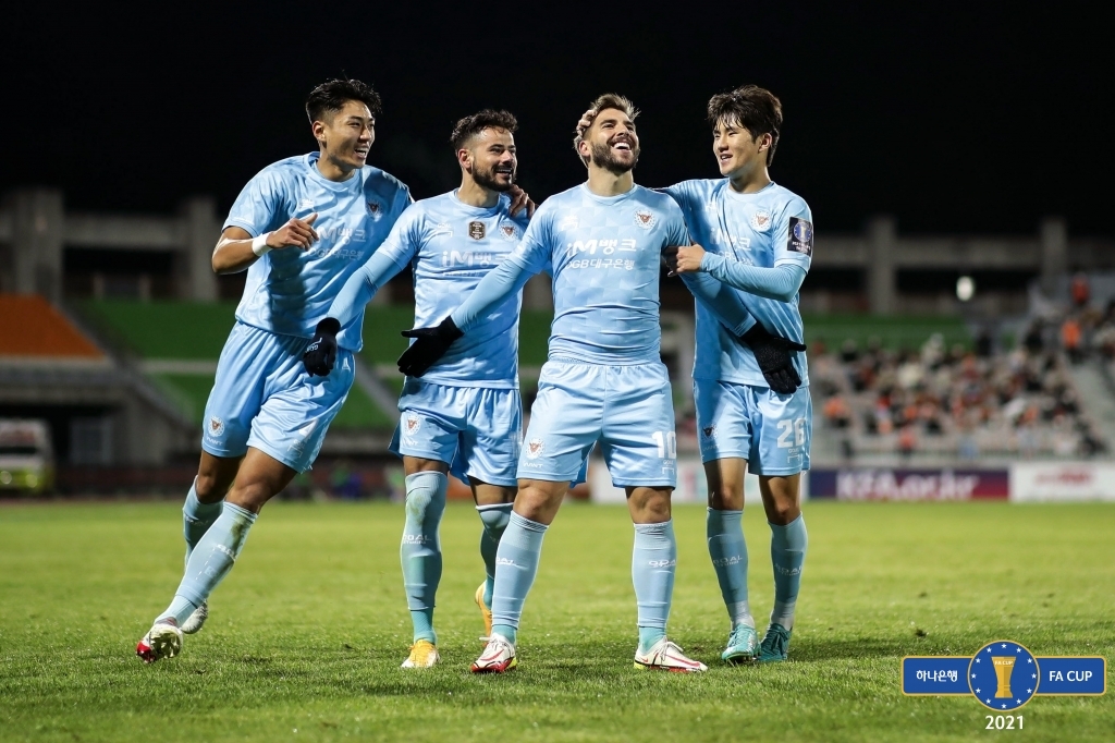 Bruno Lamas of Daegu FC (2nd from R) is congratulated by teammates Jeong Tae-wook, Cesinha and Lee Jin-yong after scoring a goal against Gangwon FC during the semifinals of the FA Cup football tournament at Songam Sports Town in Chuncheon, about 85 kilometers east of Seoul, on Oct. 27, 2021, in this photo provided by the Korea Football Association. (PHOTO NOT FOR SALE) (Yonhap)