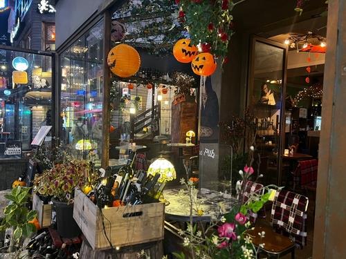 A bar in Seoul's Itaewon district is decorated with pumpkin models and other Halloween items on Oct. 27, 2021. (Yonhap)