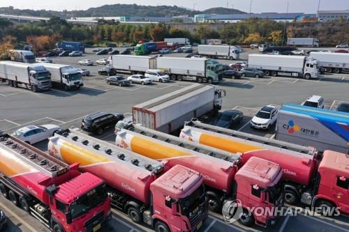 Freight vehicles are parked at a terminal in Gwangju, 330 kilometers south of Seoul, on Nov. 4, 2021, amid the ongoing supply shortage of urea water solutions (UWS) due to China's export curbs. UWS is required for selective catalytic reduction, necessary for vehicles to transform exhaust gas into nitrogen and water. (Yonhap)