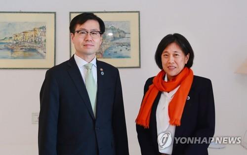 This photo provided by South Korea's Ministry of Trade, Industry and Energy shows Seoul's Trade Minister Yeo Han-koo (L) and U.S. Trade Representative (USTR) Katherine Tai posing for a photo in Italy on Oct. 13, 2021. (PHOTO NOT FOR SALE) (Yonhap)