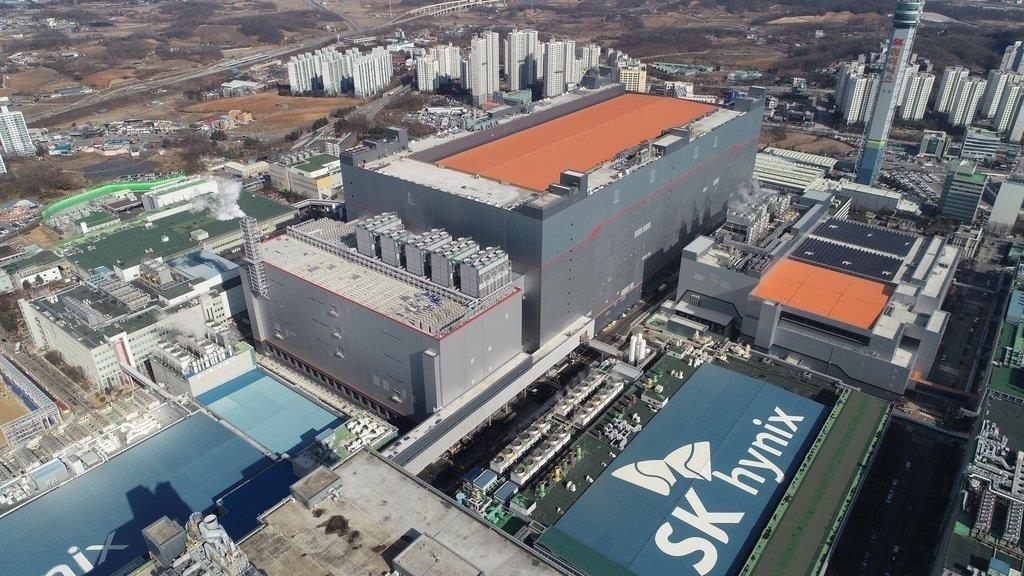 This photo provided by SK hynix Inc. on Feb. 1, 2021, shows the company's M16 fab in Icheon, south of Seoul. (PHOTO NOT FOR SALE) (Yonhap)