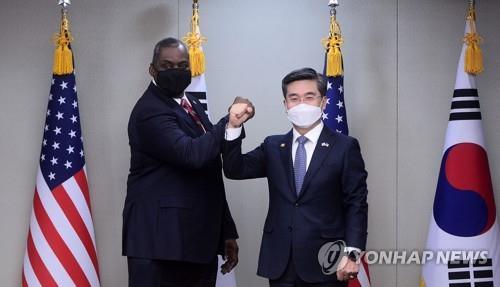 In this March 17, 2021, file photo, South Korean Defense Minister Suh Wook (R) and his U.S. counterpart, Lloyd Austin, pose for a photo prior to their talks at the defense ministry in Seoul. (Pool photo) (Yonhap) 