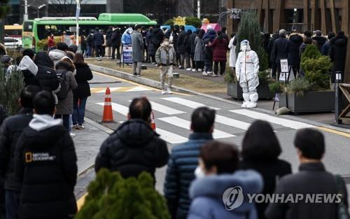 People line up to get tested for COVID-19 at a makeshift clinic in Seoul on Dec. 9, 2021. (Yonhap) 
