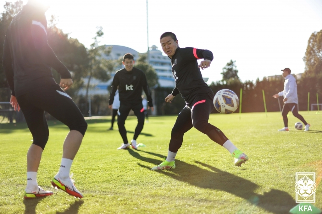 Members of the South Korean men's national football team train at Cornelia Diamond Football Center in Antalya, Turkey, on Jan. 13, 2022, in this photo provided by the Korea Football Association. (PHOTO NOT FOR SALE) (Yonhap)