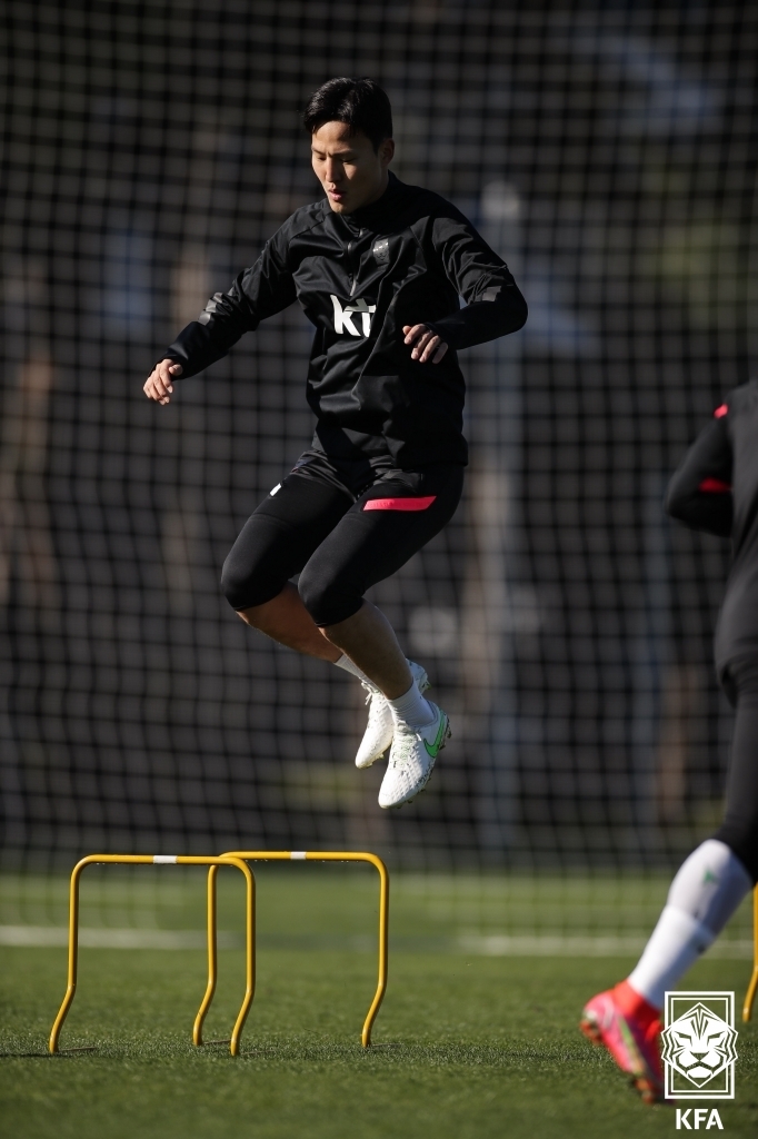 South Korean defender Kwon Kyung-won trains at Cornelia Diamond Football Center in Antalya, Turkey, on Jan. 17, 2022, in this photo provided by the Korea Football Association. (PHOTO NOT FOR SALE) (Yonhap)