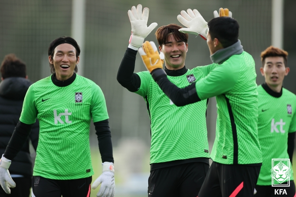 South Korean national football team goalkeepers Kim Seung-gyu, Song Bum-keun, Gu Sung-yun and Jo Hyeon-woo (L to R) react after the end of a scrimmage at Cornelia Diamond Football Center in Antalya, Turkey, on Jan. 18, 2022, in this photo provided by the Korea Football Association. (PHOTO NOT FOR SALE) (Yonhap)