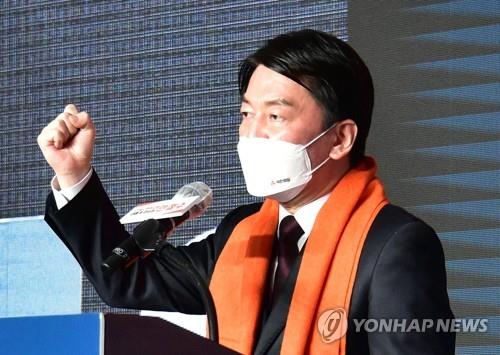 This image, provided by the National Assembly Press Corps, shows Ahn Cheol-soo of the People's Party at a campaign event in Seoul on Jan. 26, 2022. (Yonhap)