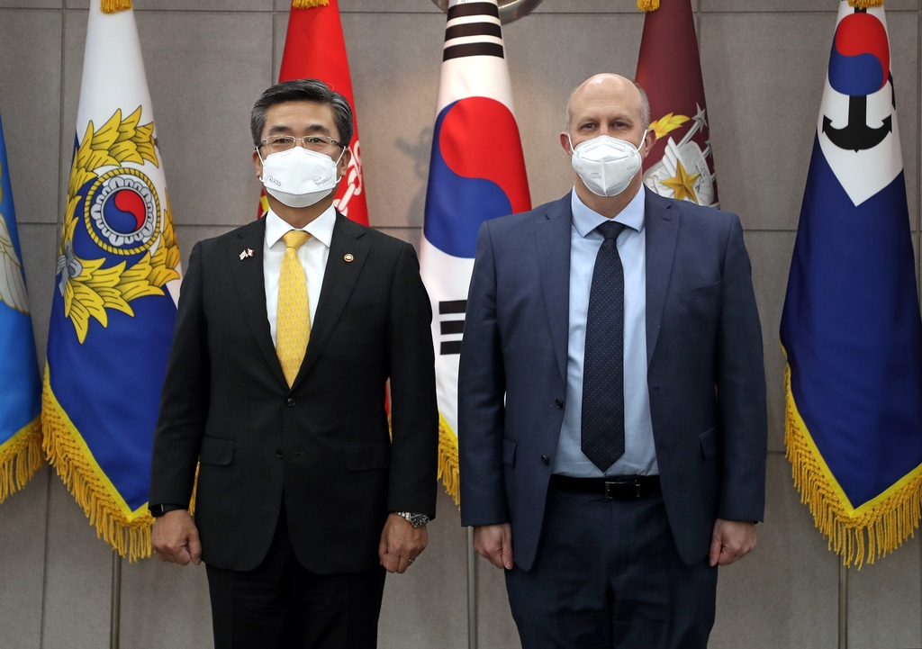 Defense Minister Suh Wook (L) poses for a commemorative photo with Mark Fletcher, Canada's top envoy in South Korea, during a meeting in Seoul on Feb. 9, 2022, in this photo released by the Ministry of National Defense. (PHOTO NOT FOR SALE) (Yonhap)