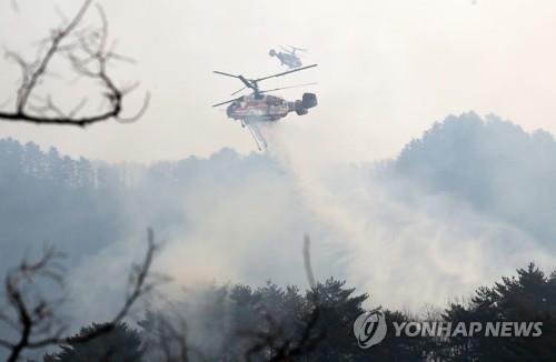 Korea Forest Service helicopters participate in firefighting operations in Donghae, eastern South Korea, on March 7, 2022. (Yonhap)