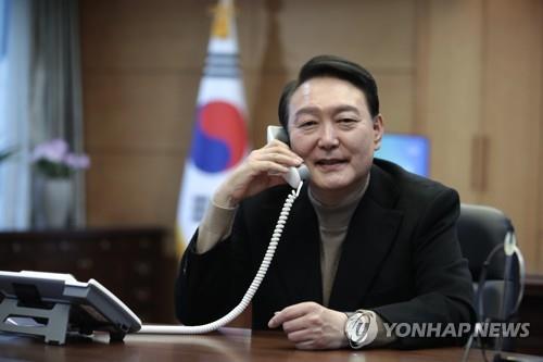 This photo provided by the People Power Party (PPP) on March 15, 2022, shows President-elect Yoon Suk-yeol speaking with British Prime Minister Boris Johnson over the phone at his office in Seoul. (PHOTO NOT FOR SALE) (Yonhap)