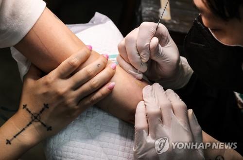 Human rights watchdog calls for legalization of tattooing by non-medical workers