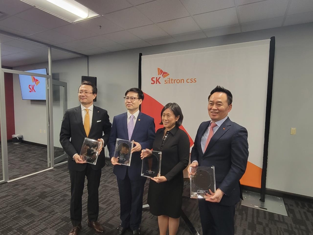 U.S. Trade Representative Katherine Tai (second from R) and South Korean Trade Minister Yeo Han-koo (third from R) pose for a photo during their joint visit to SK Siltron CSS, a semiconductor manufacturer under South Korea's SK Group, in Bay City, Michigan on March 16, 2022. (Yonhap)