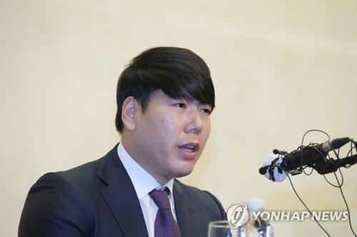 In this file photo from June 23, 2020, former major league player Kang Jung-ho speaks at a press conference at a Seoul hotel, as he apologizes for his past drunk driving cases in a bid to return to the Korea Baseball Organization. (Yonhap)