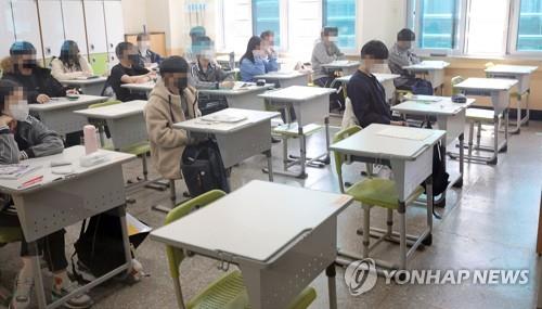 Seats are empty at a classroom of a middle school in central Seoul on March 22, 2022. (Yonhap) 
