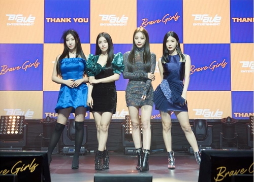 K-pop group Brave Girls poses for the camera during an online media showcase in Seoul for its sixth EP, "Thank You," on March 23, 2022. (PHOTO NOT FOR SALE) (Yonhap)