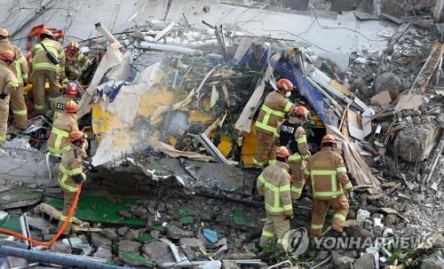 (2nd LD) Gov't seeks cancellation of HDC Hyundai's business registration over deadly Gwangju building collapse